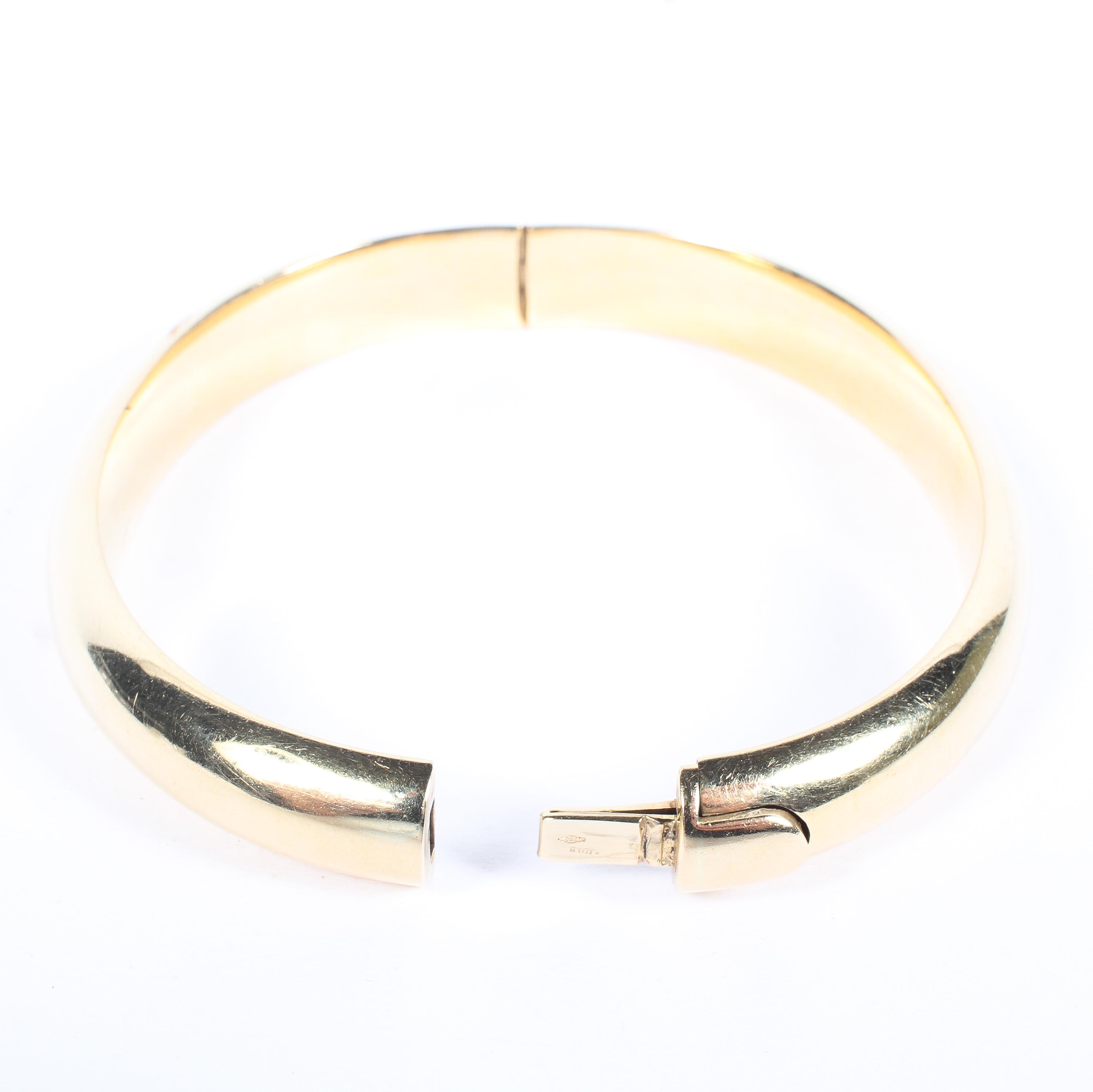 An Italian 18ct yellow gold ladies hinged bangle, of curved design, diameter 7cm, 27. - Image 2 of 3
