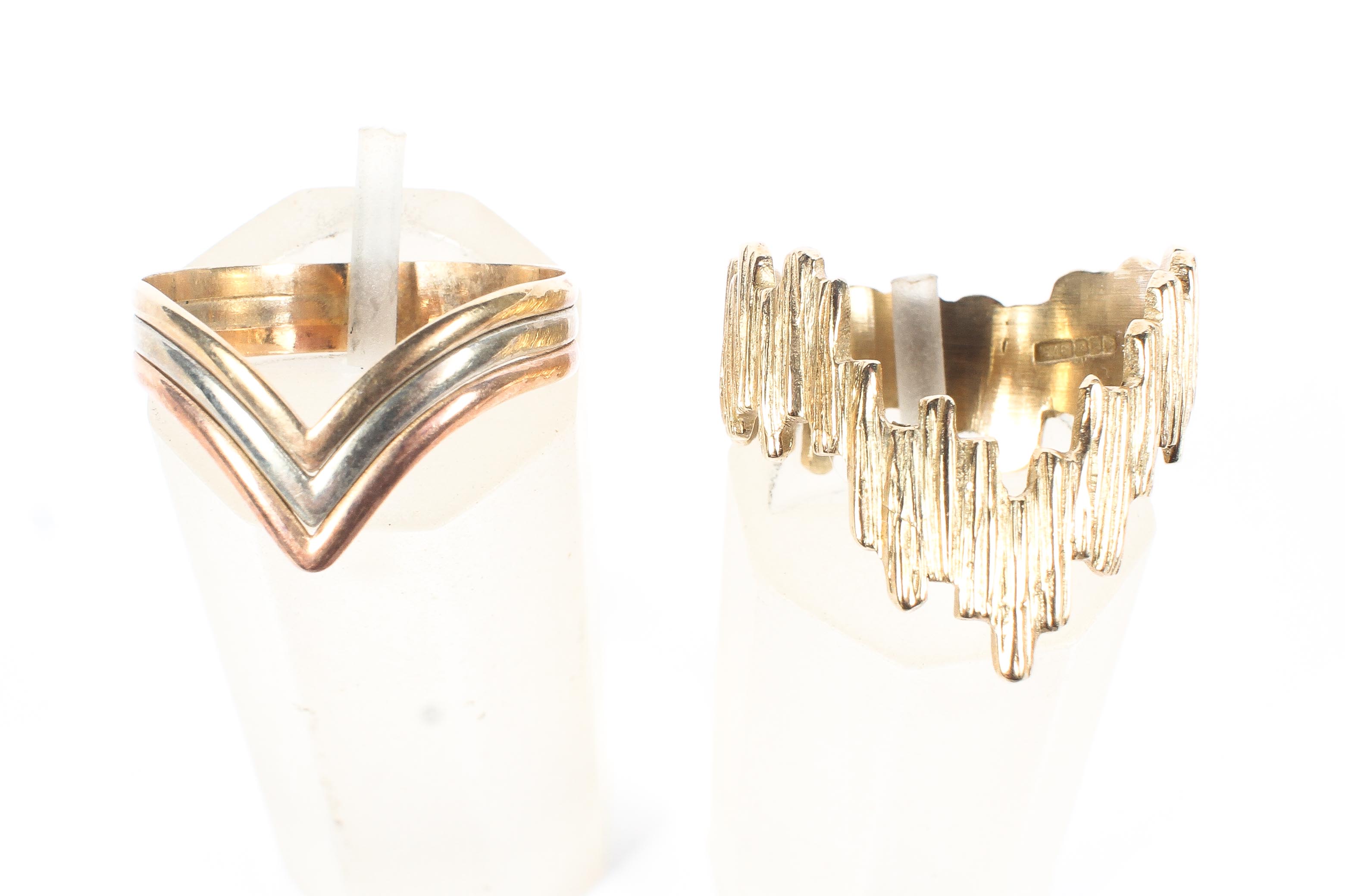Two 9ct gold v shaped rings, one in the manner of Wattling, the other a tri-colour ring, 5. - Image 2 of 5