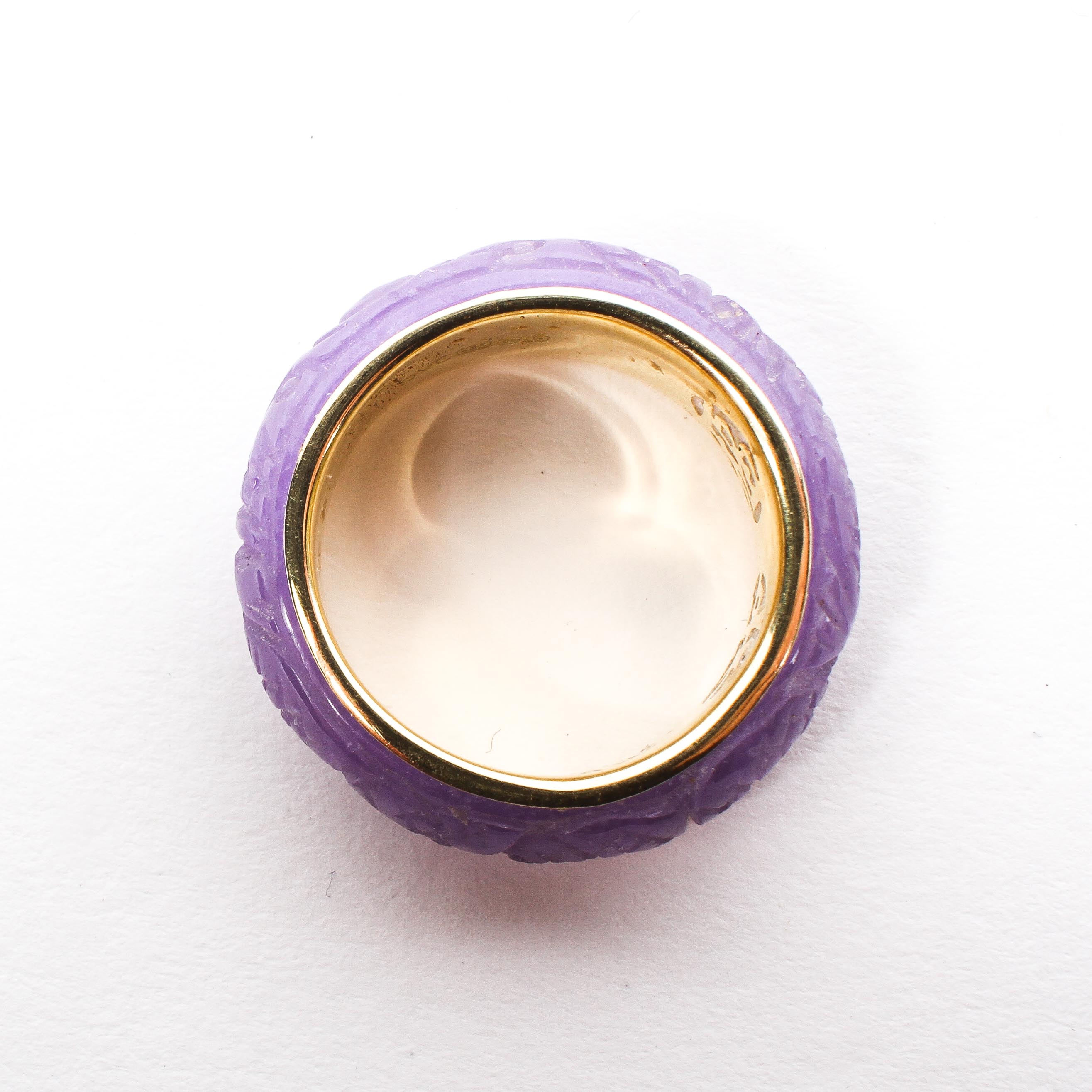 A 14ct gold ring, the exterior covered in heavily carved quartz, 4. - Image 2 of 3