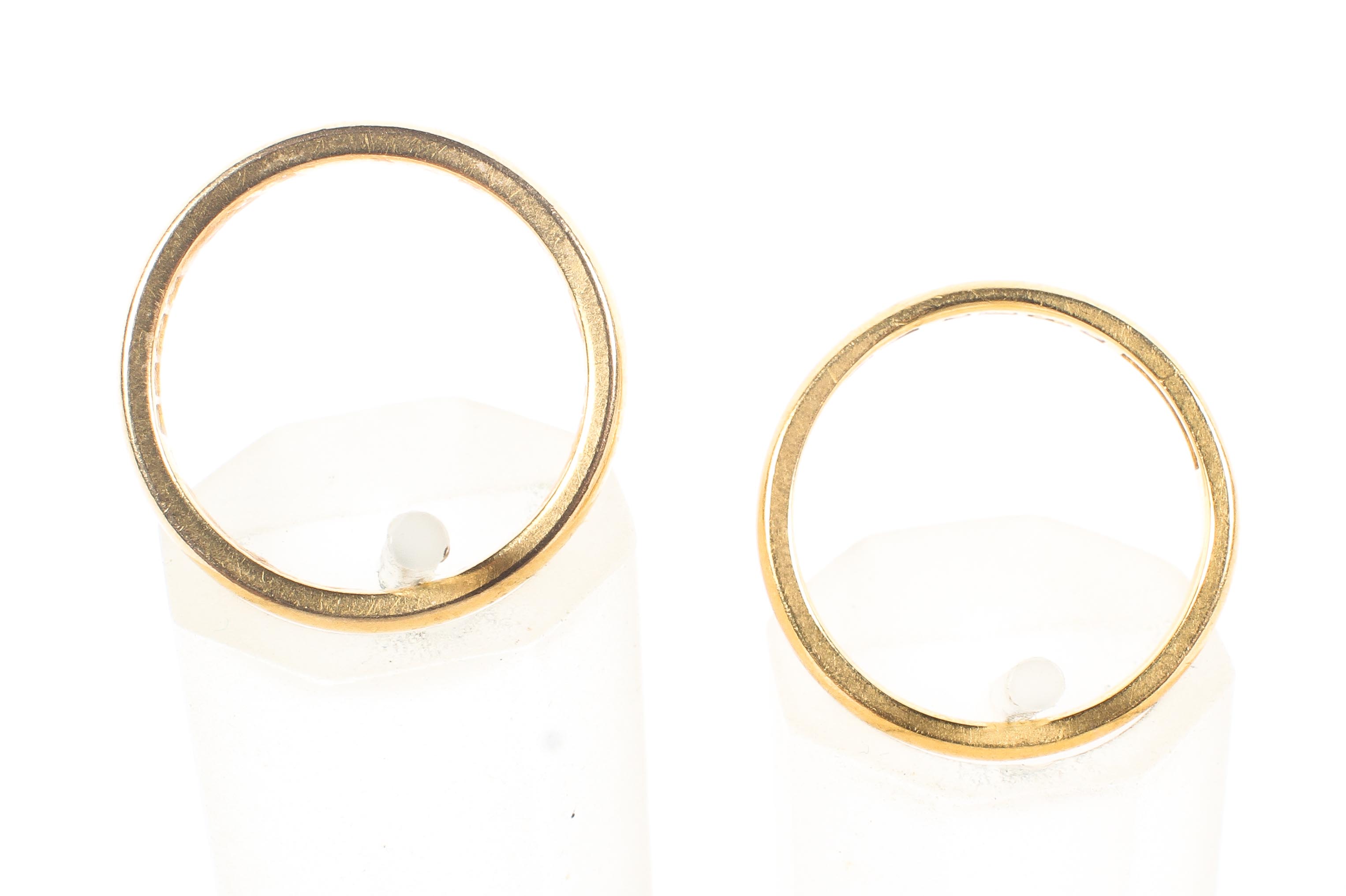 Two 22ct gold bands, 6. - Image 2 of 4