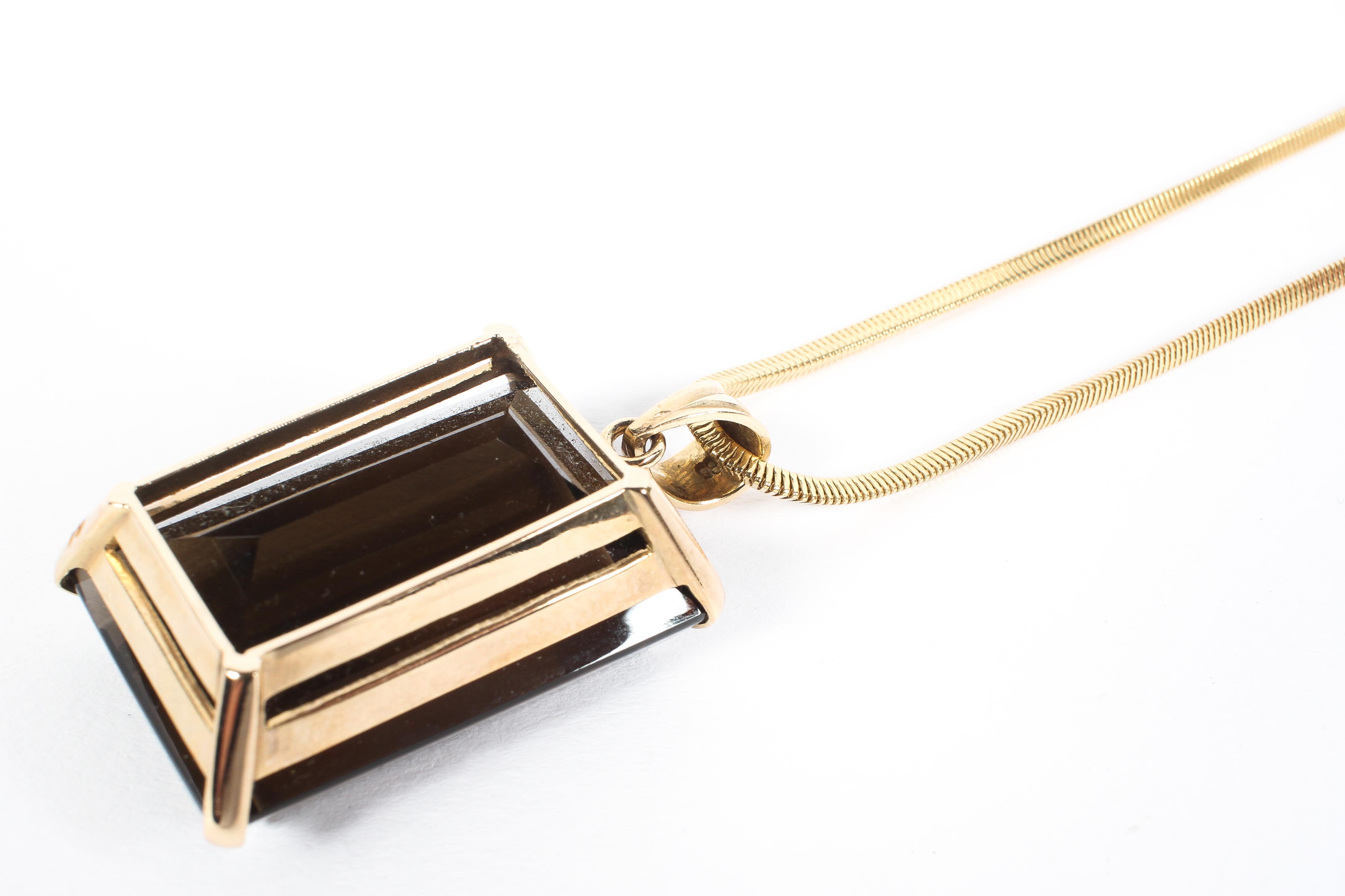 An 18ct gold necklace with yellow metal large set smoky quartz pendent, chain weighing 10. - Image 3 of 3