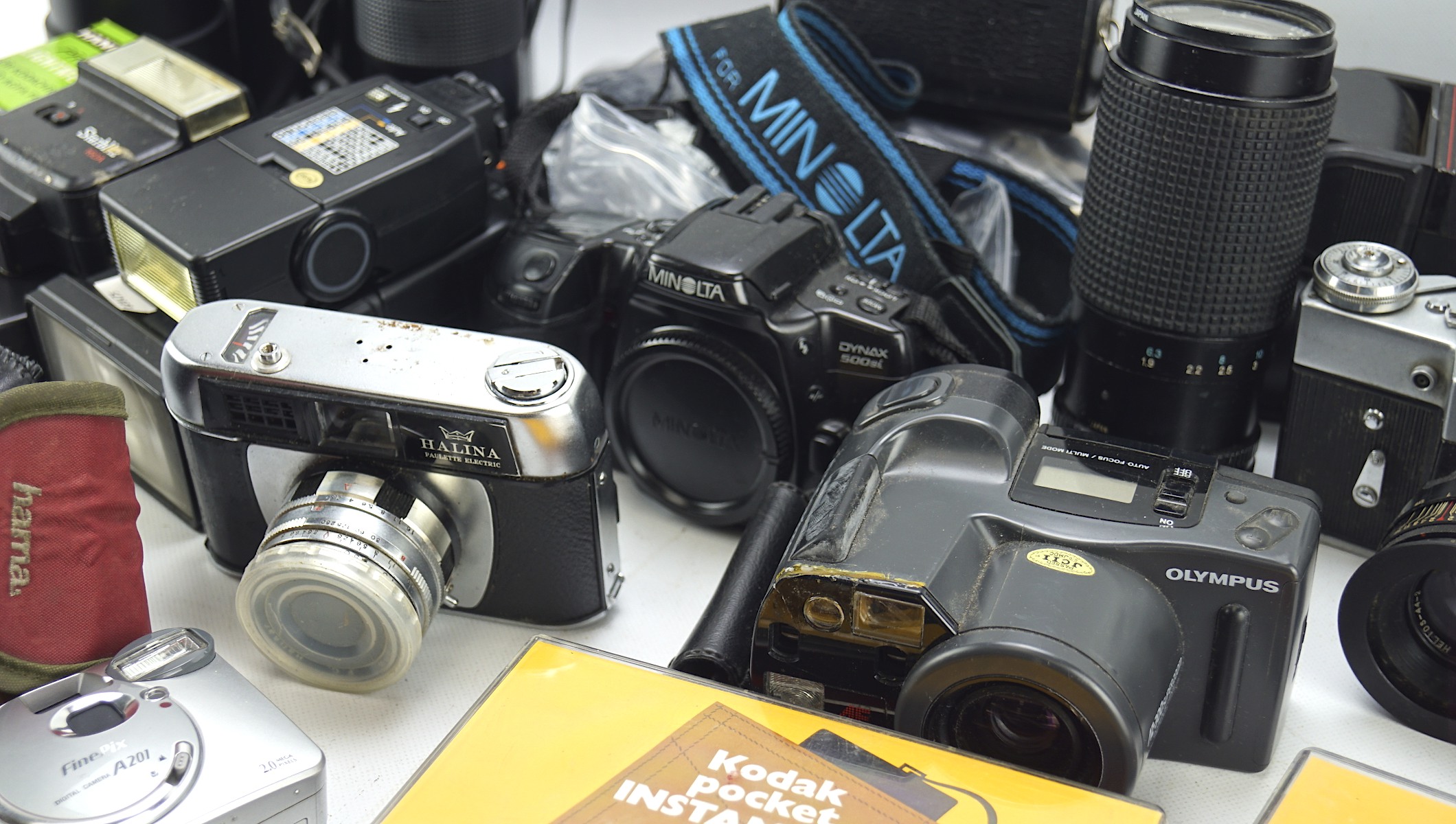 A collection of assorted cameras, binoculars and related wares, - Image 3 of 3