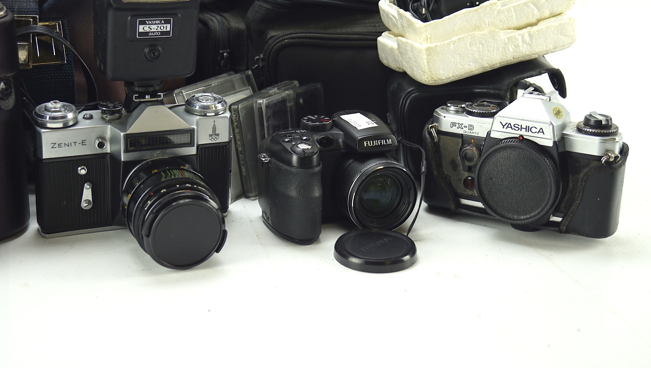 A collection of cameras, lenses and related accesories, to include a Fujifilm 10 mega pixel, - Image 2 of 2