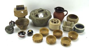 A collection of 20th century stoneware items, to include bowls, dishes,