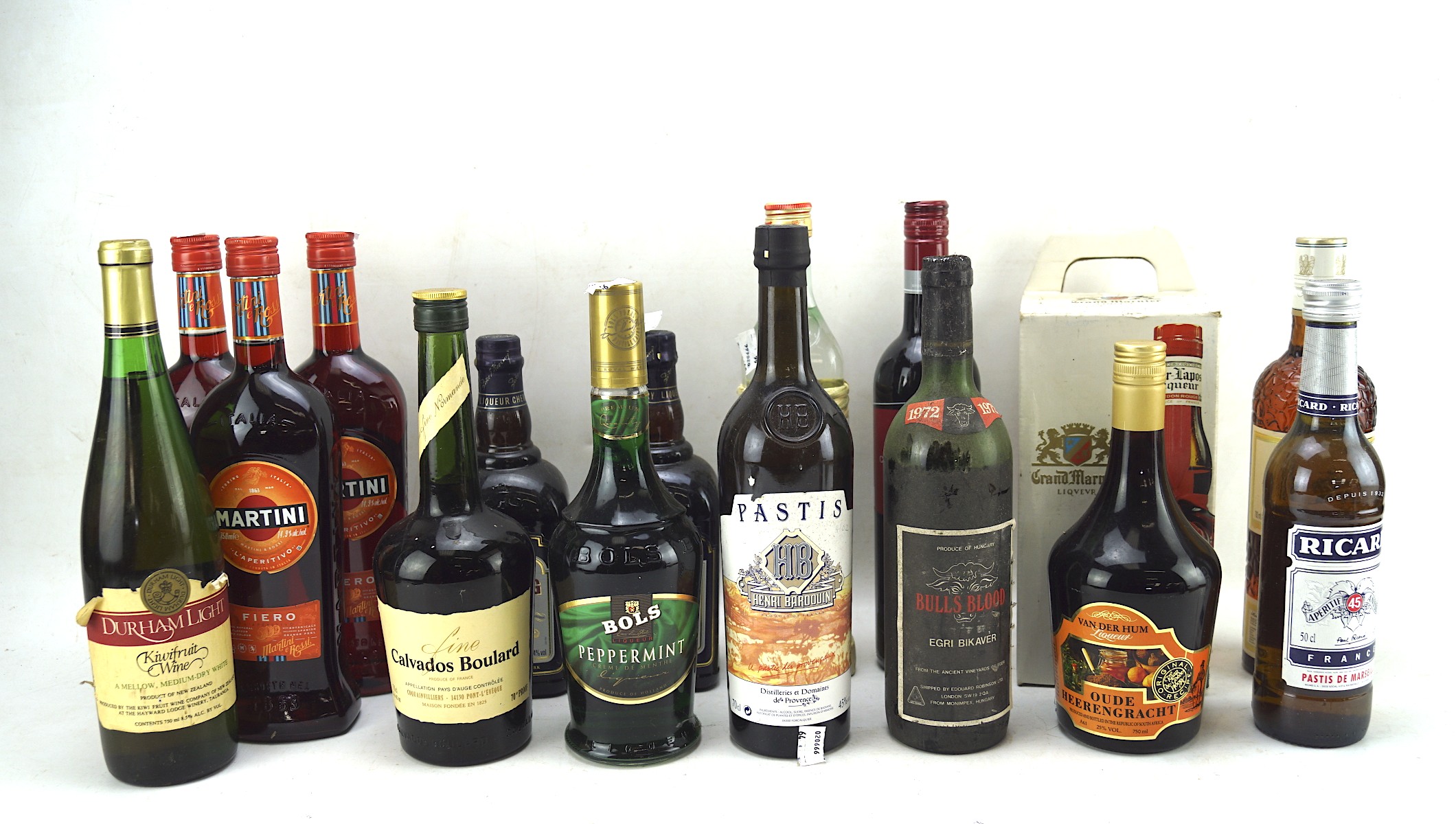 Assorted wines and alcohol, to include Grand Marnier liquer, boxed,