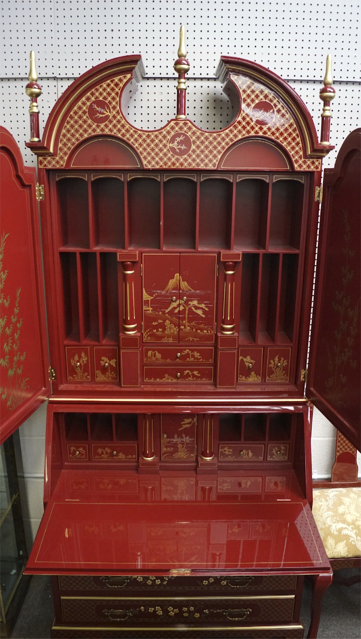Large red cabinet bureau and matching chair with flowers and gold details, - Image 3 of 3