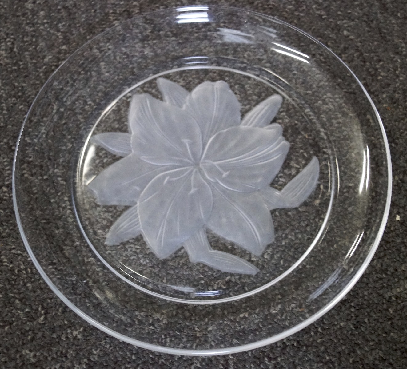 A set of crystal plates, all decorated with a floral image to the centre, - Image 2 of 2