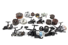 A collection of assorted vintage and modern fishing reels,