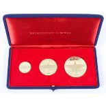 Three gold 18ct medallions, 61.