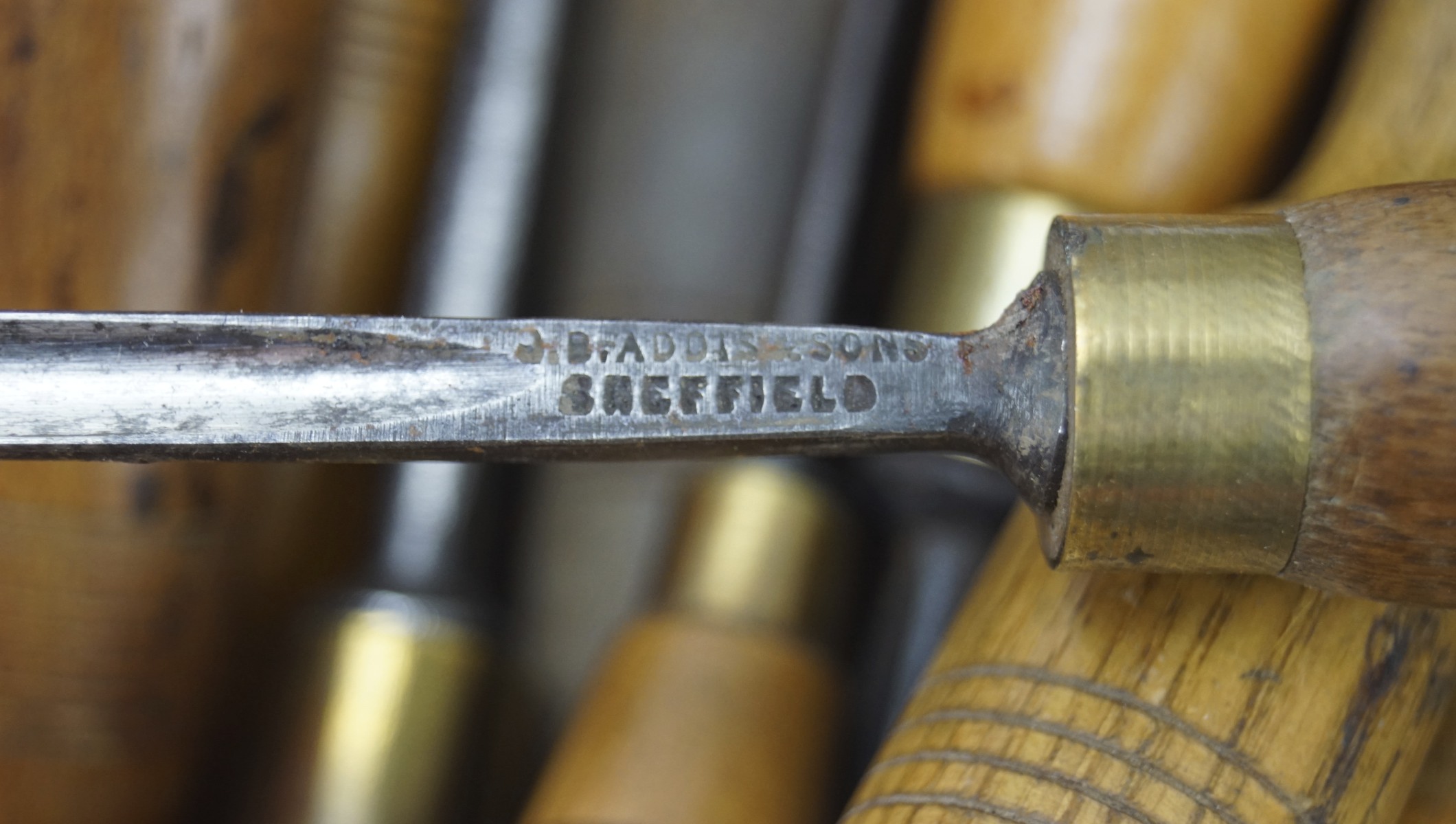 A large collection of vintage and contemporary carving tools and a selection of sharpening stones - Image 3 of 4