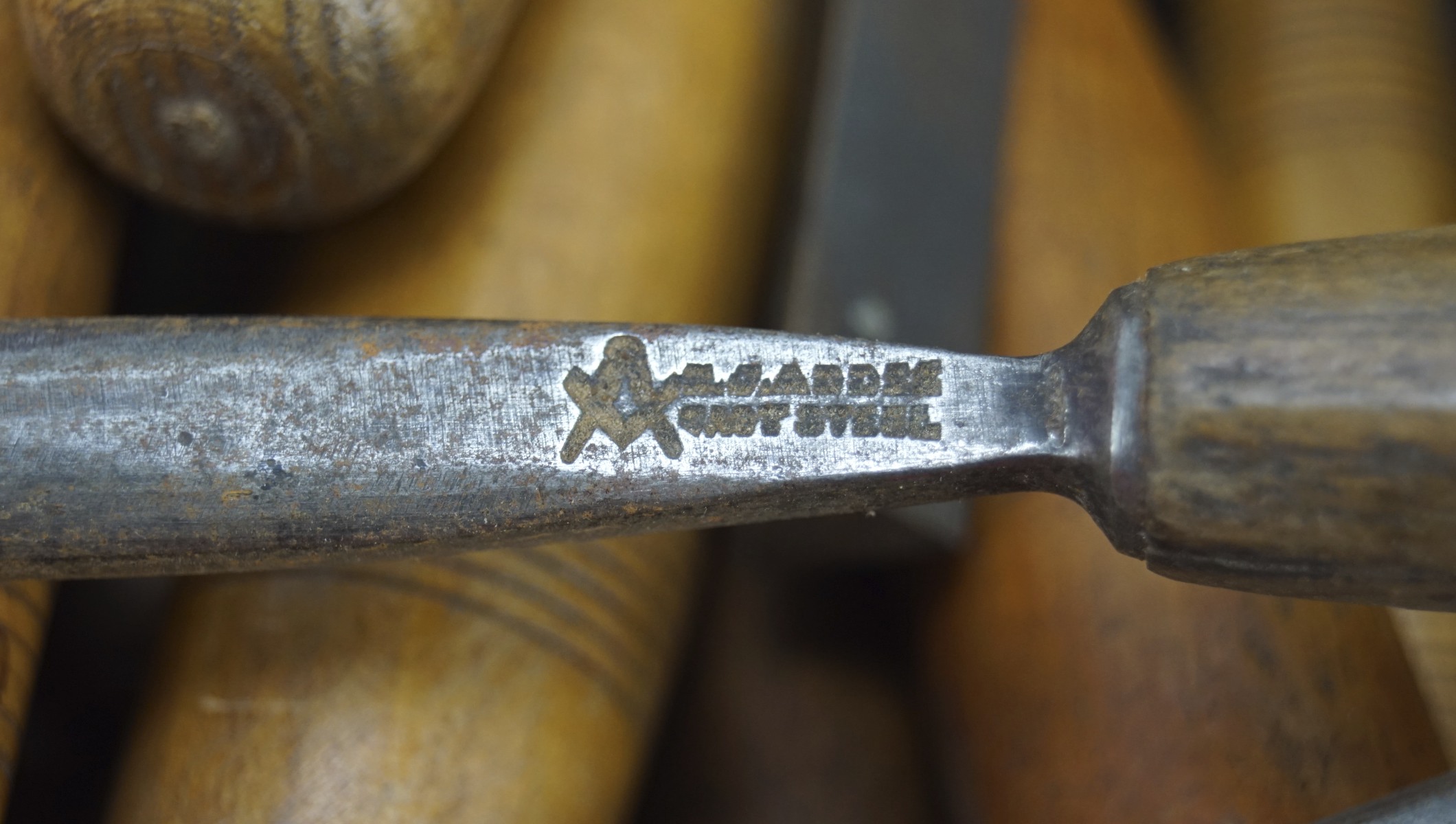 A large collection of vintage and contemporary carving tools and a selection of sharpening stones - Image 4 of 4