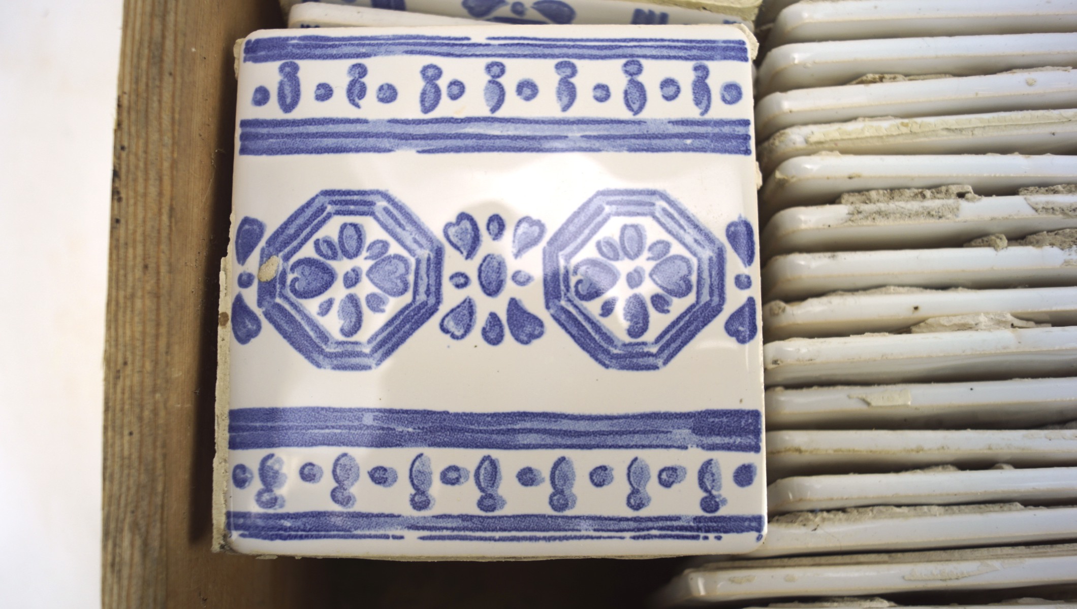 An extensive collection of Pilkington ceramic wall tiles, some having blue geometric decoration, - Image 2 of 3