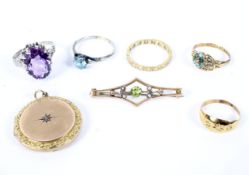 Various gold and yellow metal jewellery,