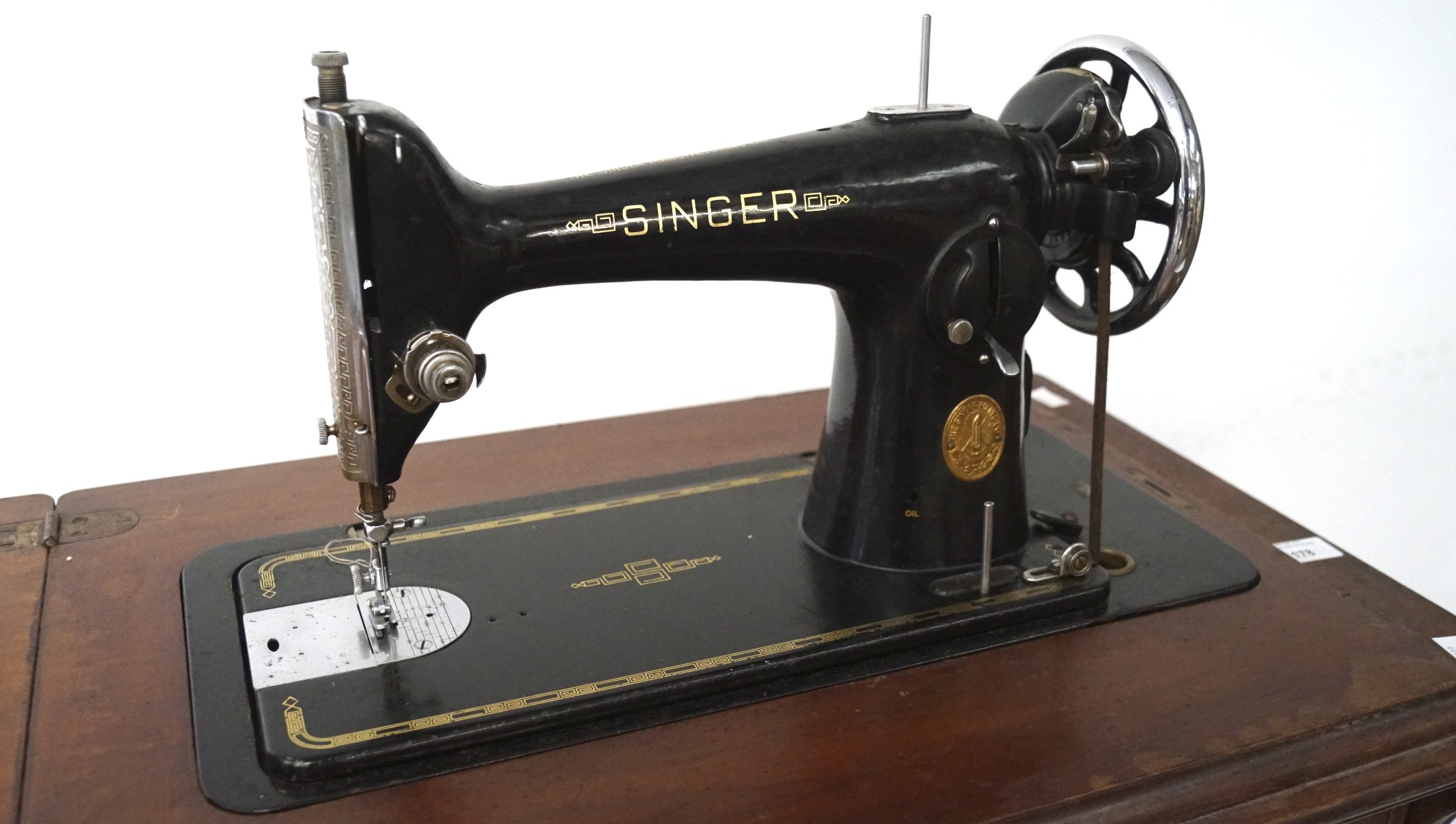 A Singer sewing machine, model EA859133, - Image 2 of 3