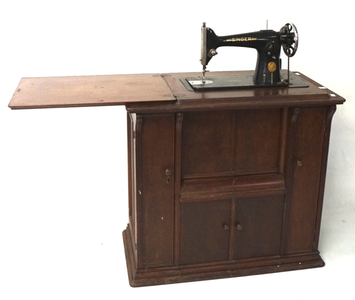 A Singer sewing machine, model EA859133,