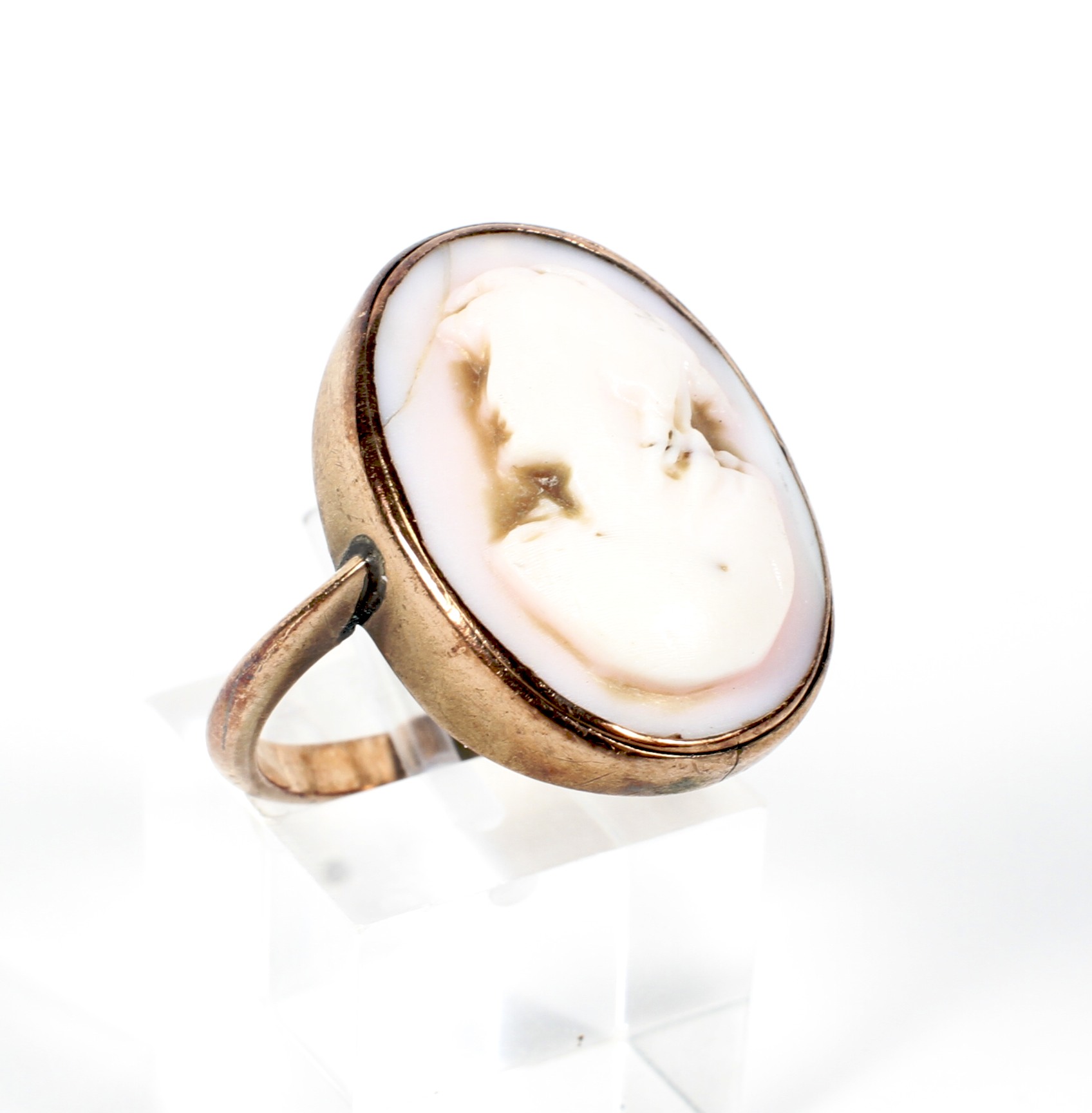 A 9ct rose gold cameo ring, 5.