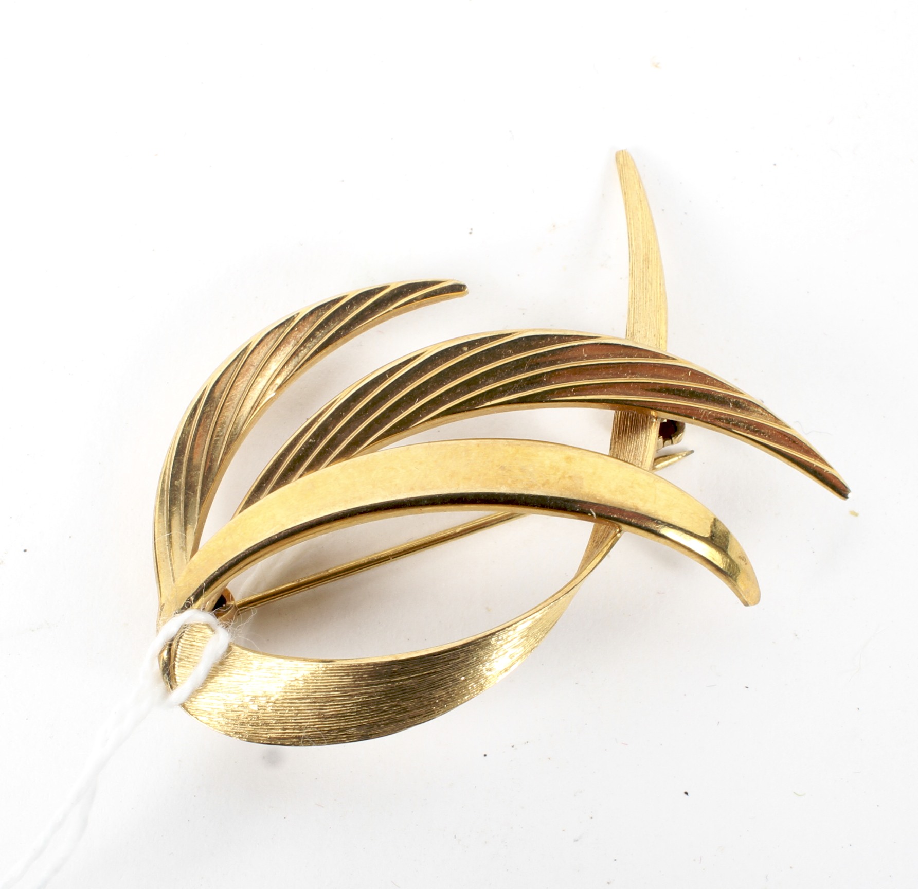 A vintage 9ct gold brooch, stylised foliate form, 4.