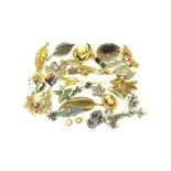 A collection of vintage brooches,