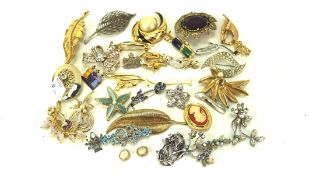 A collection of vintage brooches,