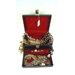 An assortment of vintage jewellery, including rings, brooches, necklaces etc,