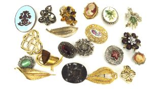 A collection of twenty vintage brooches,