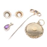 An assortment of 9ct gold jewellery, including earrings, amethyst pendant,