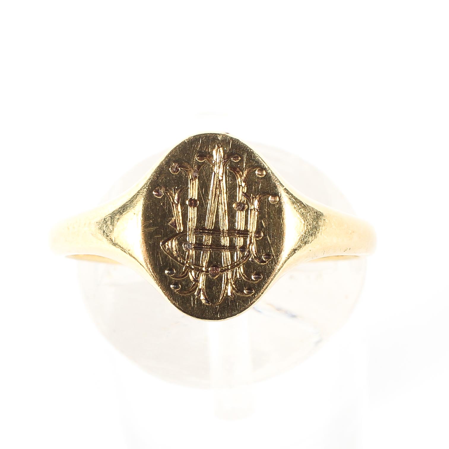 An 18ct gold signet ring, with engraving to inside 'with love from sunshine' ring size N, - Image 2 of 4
