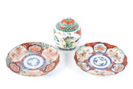 A Chinese porcelain famille verte ginger jar and cover and two imari pattern scalloped dishes,