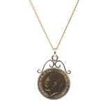 A 1914 George V half sovereign pendant necklace, 8.7g.