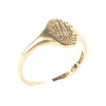 An 18ct gold signet ring, with engraving to inside 'with love from sunshine' ring size N,