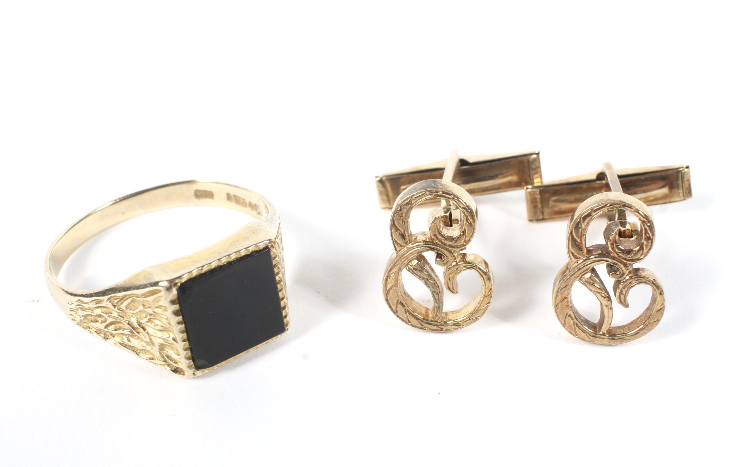 A gentleman's black onyx 9ct gold signet ring and pair of 9ct gold cufflinks, the ring size Z, 4.3g.