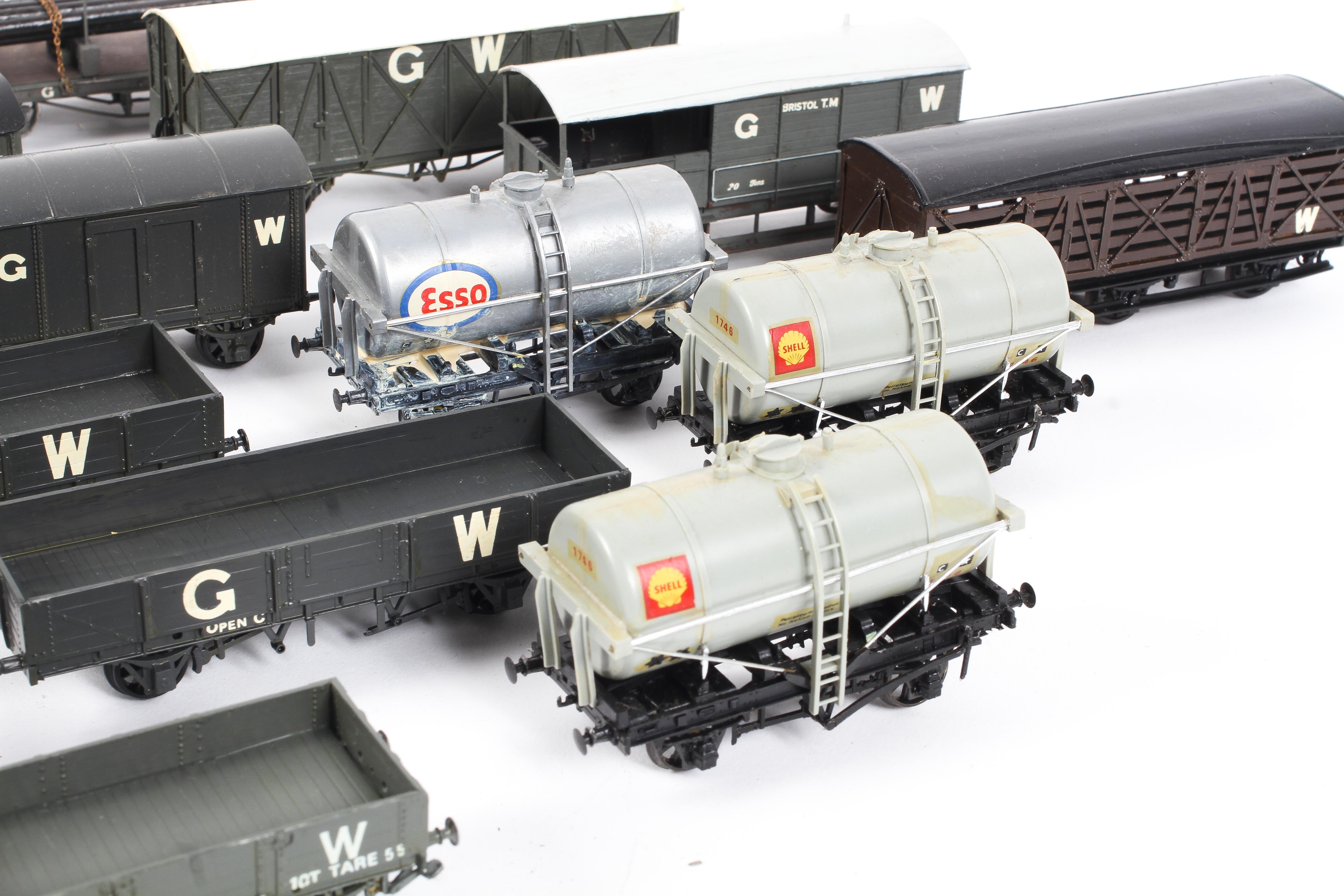 A box of assorted OO gauge rolling stock. - Image 2 of 4