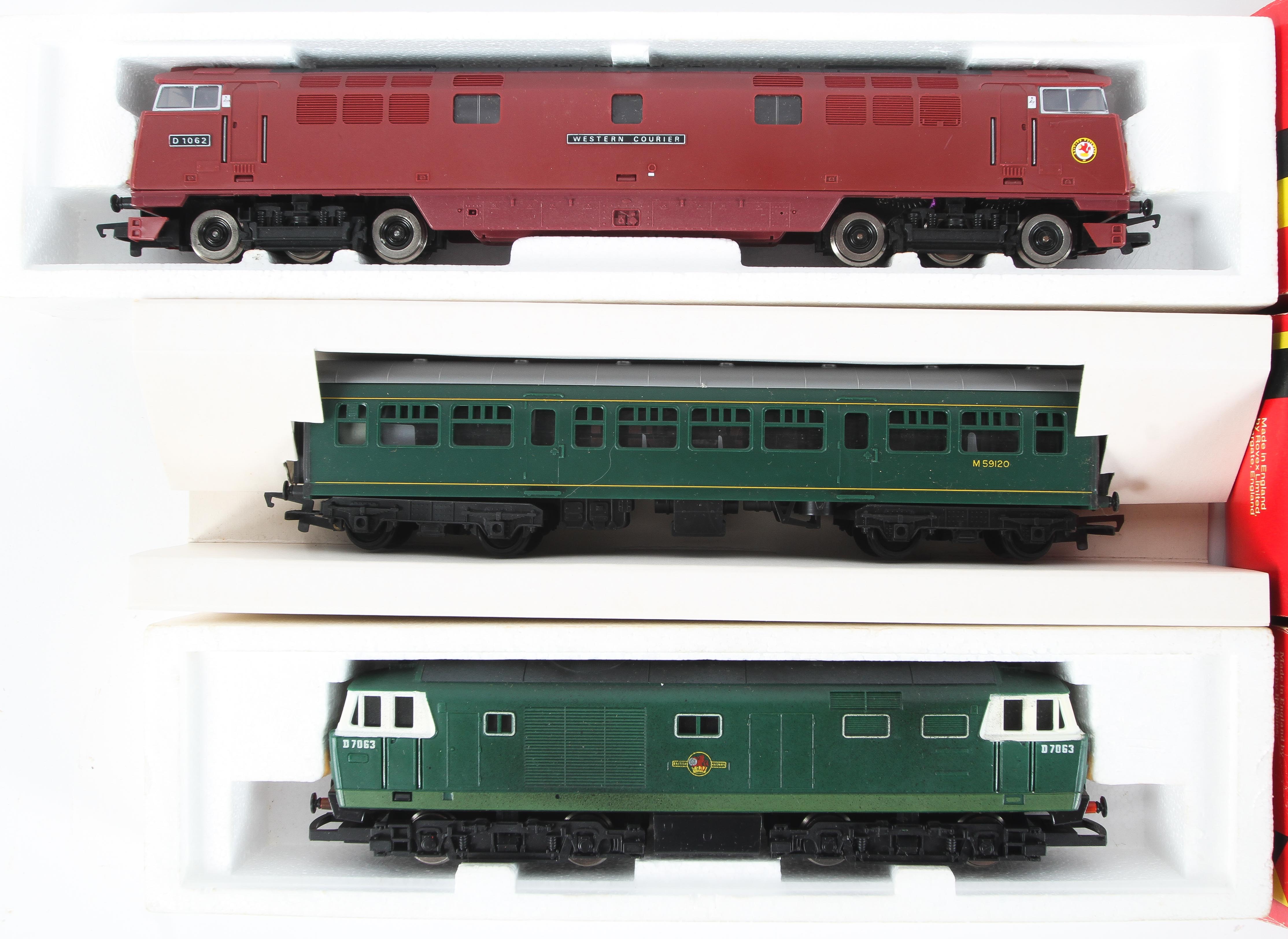 Three boxed Hornby OO gauges. A R.074 HYMEK Diesel Locmotive, R.334 Diesel Centre Car and a R.352 B. - Image 2 of 2