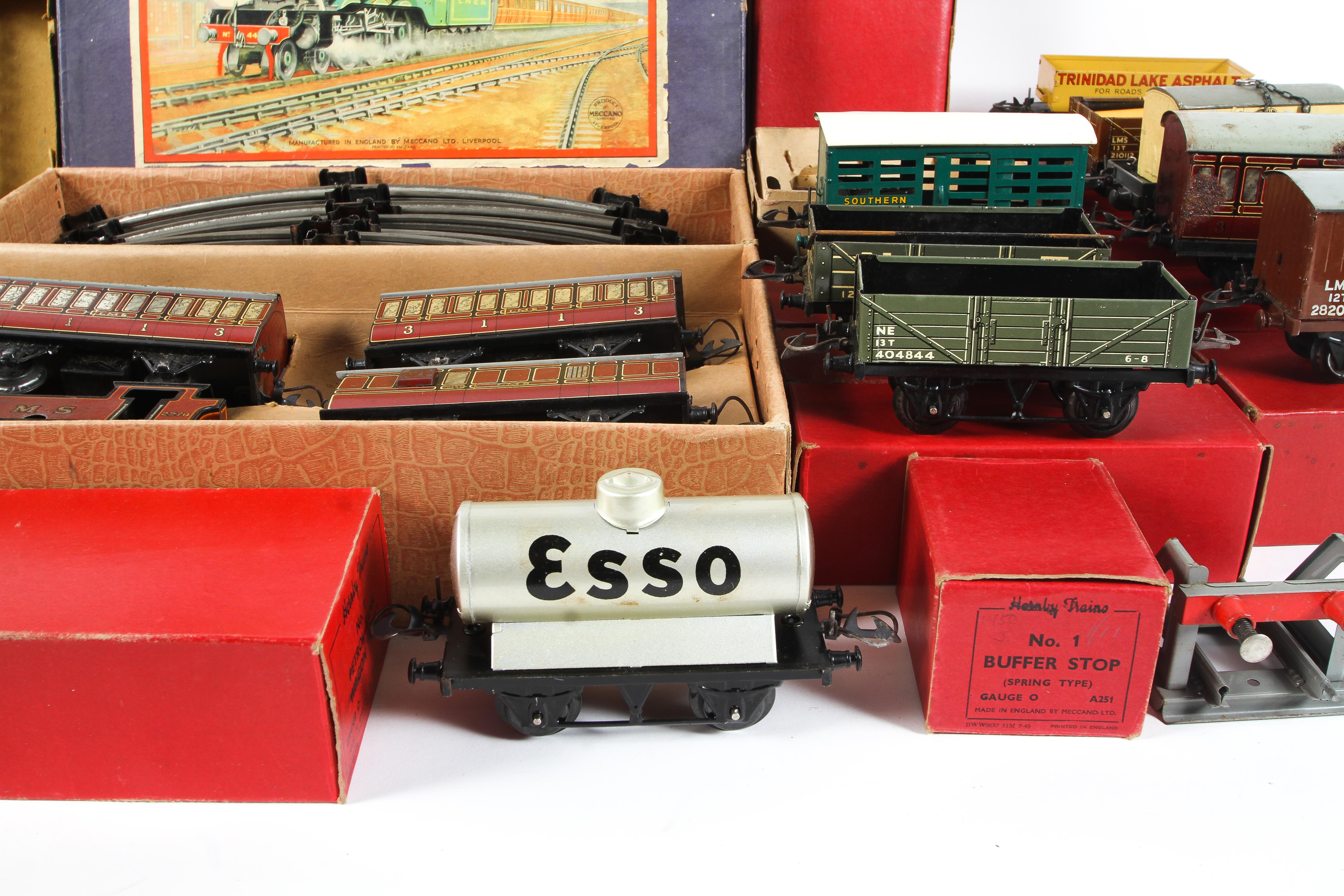 A comprehensive Hornby tin plate O gauge train set. - Image 6 of 7