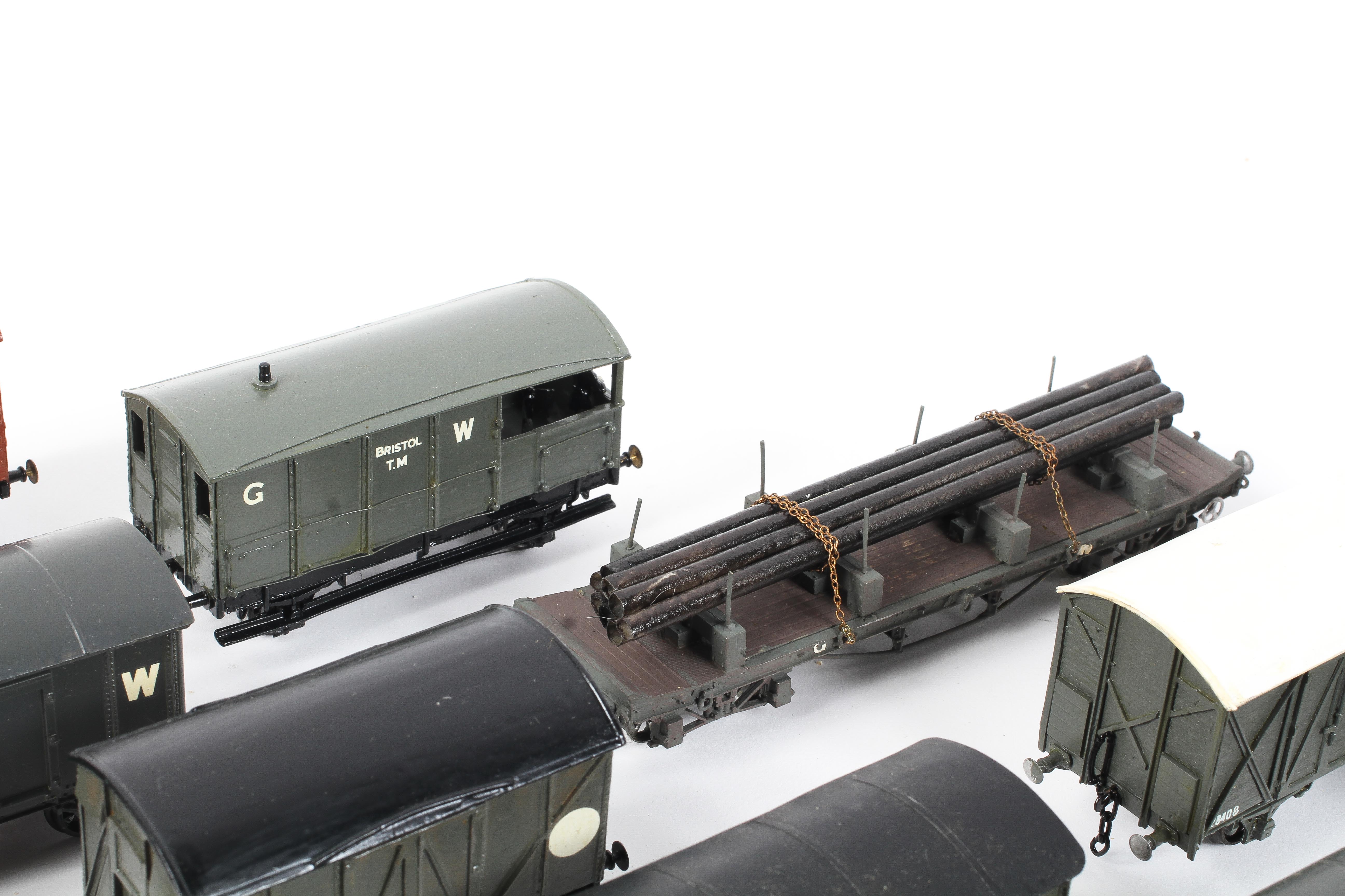 A box of assorted OO gauge rolling stock. - Image 3 of 4