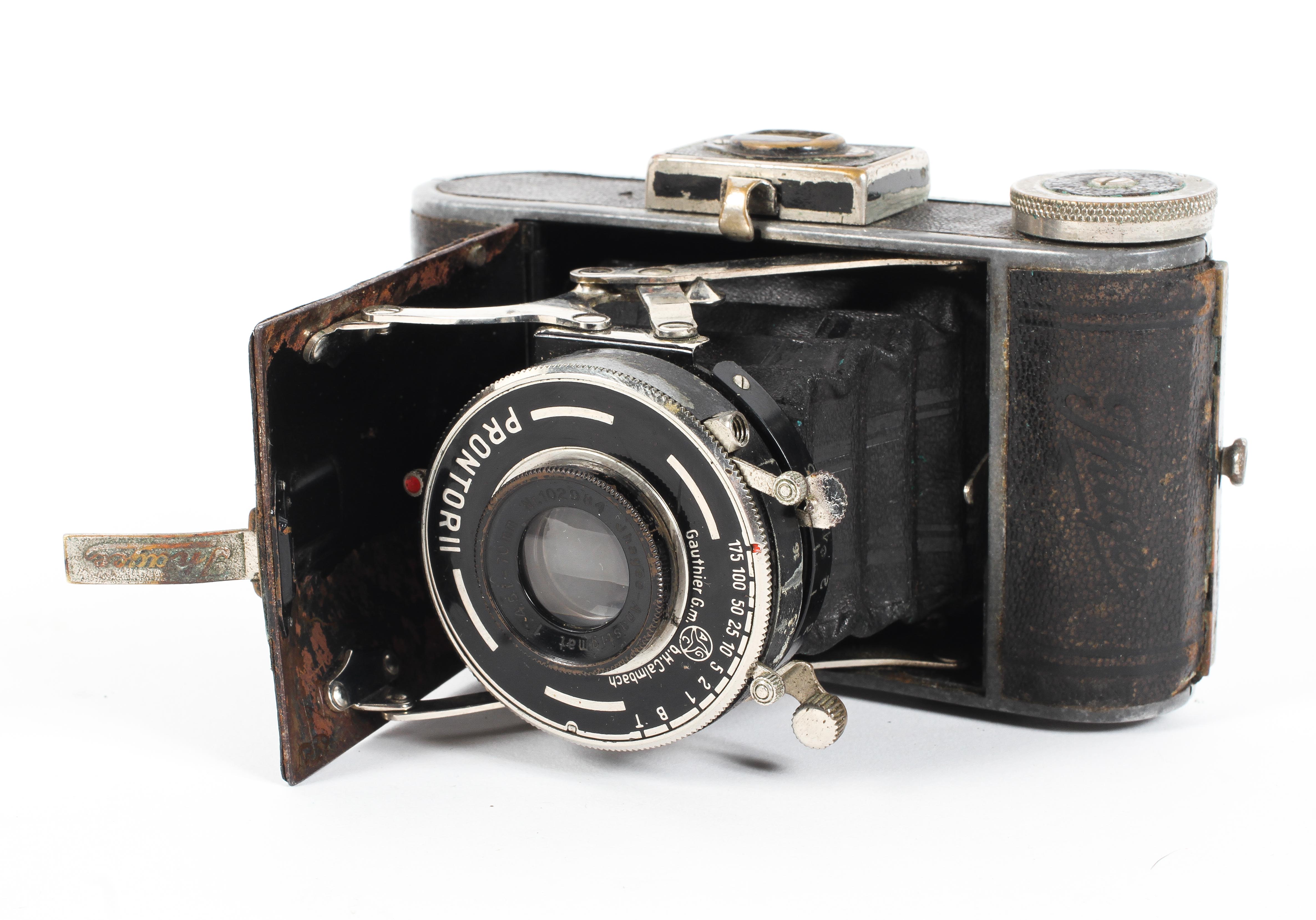 A WWII Third Reich cased Ihagee Westentasche auto ultrix 127mm roll film camera. - Image 3 of 4