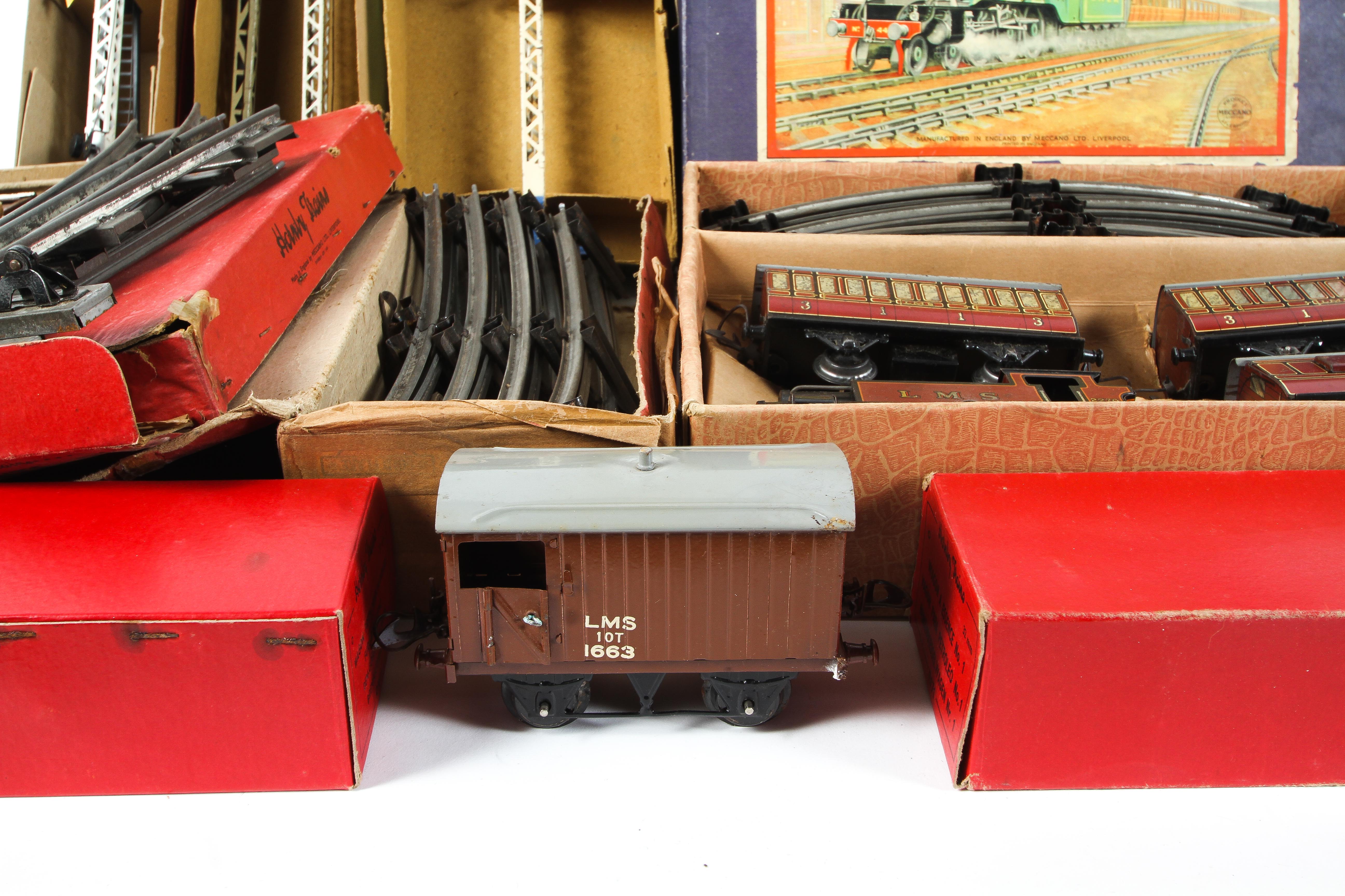 A comprehensive Hornby tin plate O gauge train set. - Image 5 of 7