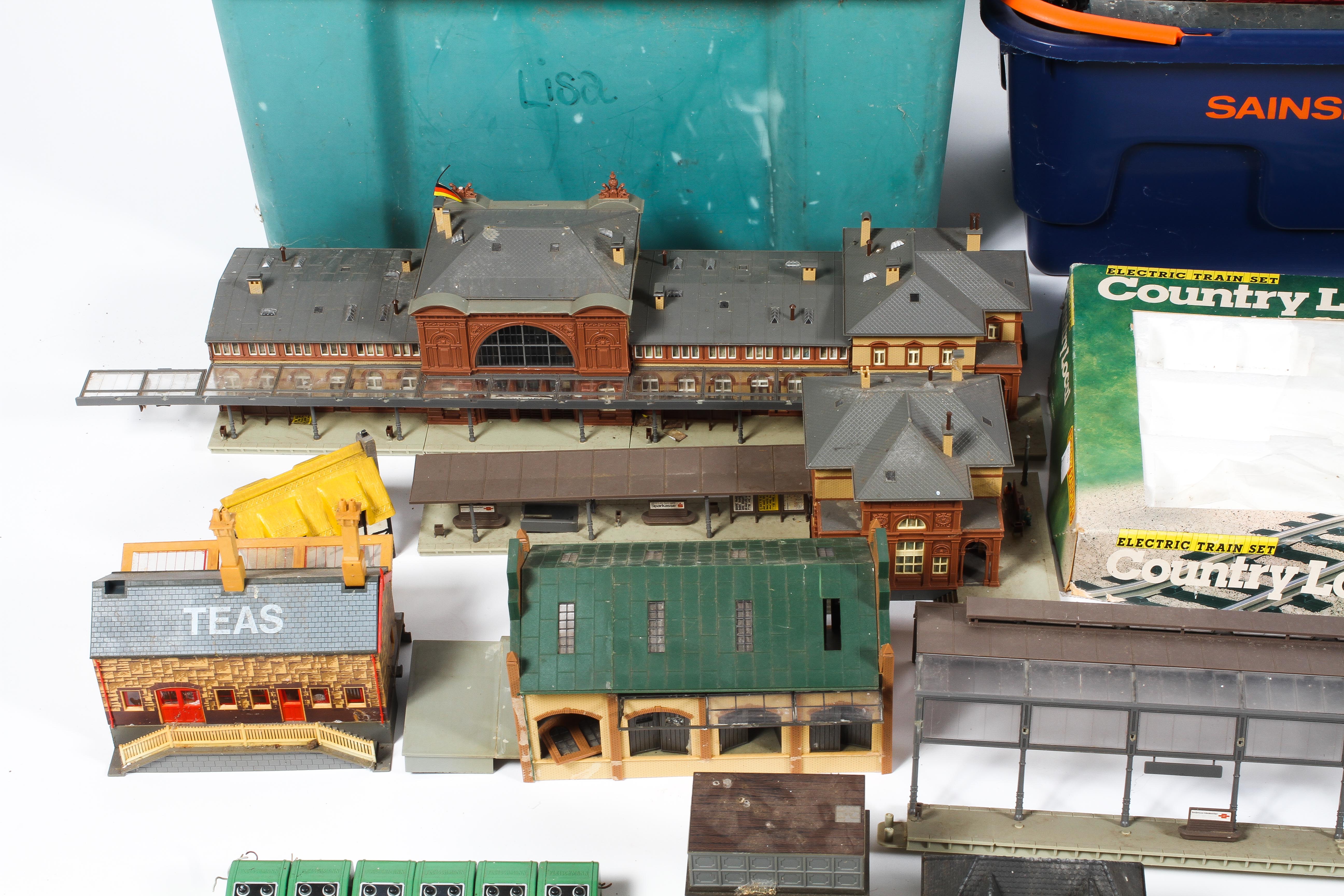 A comprehensive Triang and Hornby OO gauge train set. - Image 5 of 5