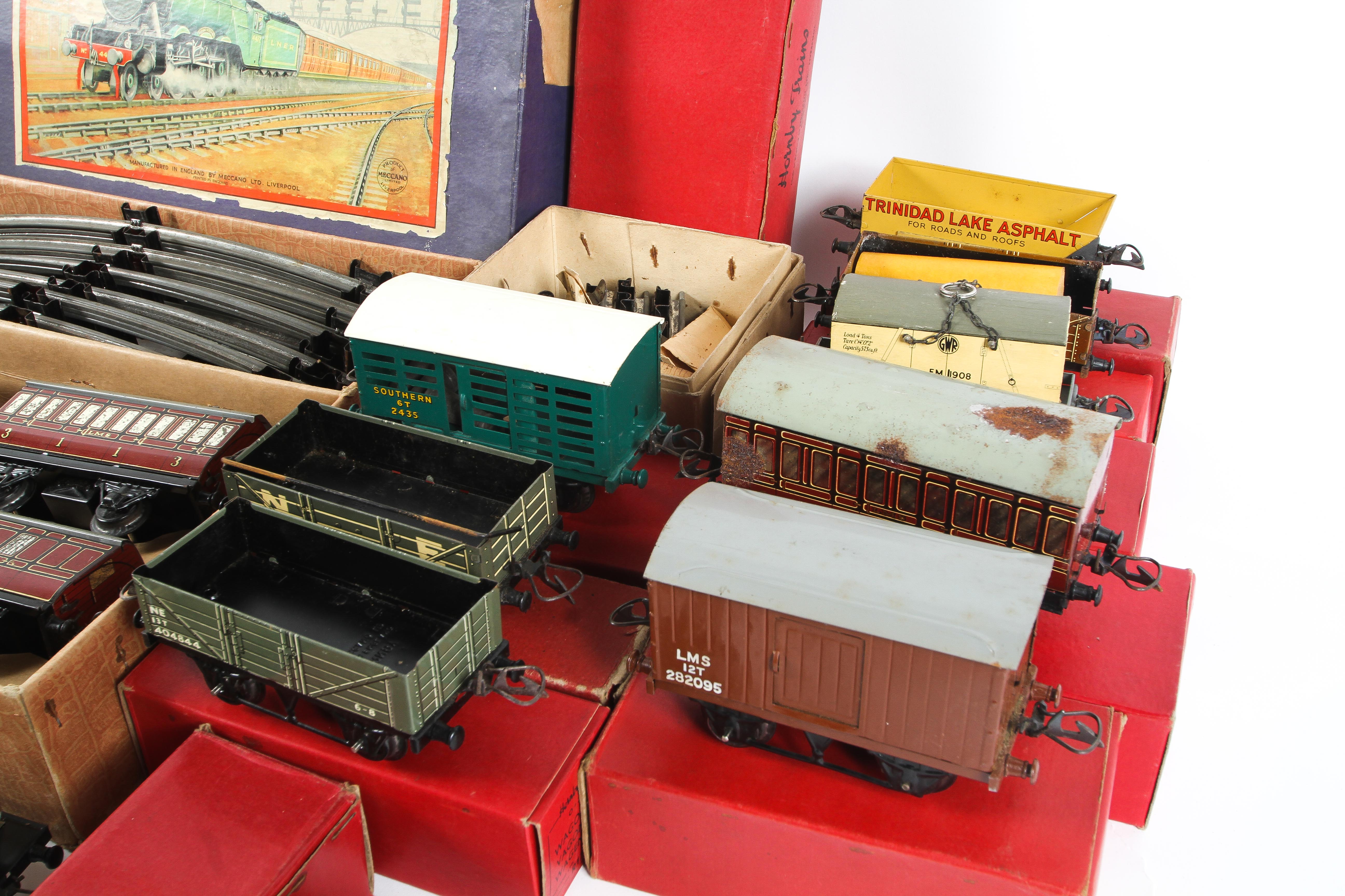 A comprehensive Hornby tin plate O gauge train set. - Image 7 of 7