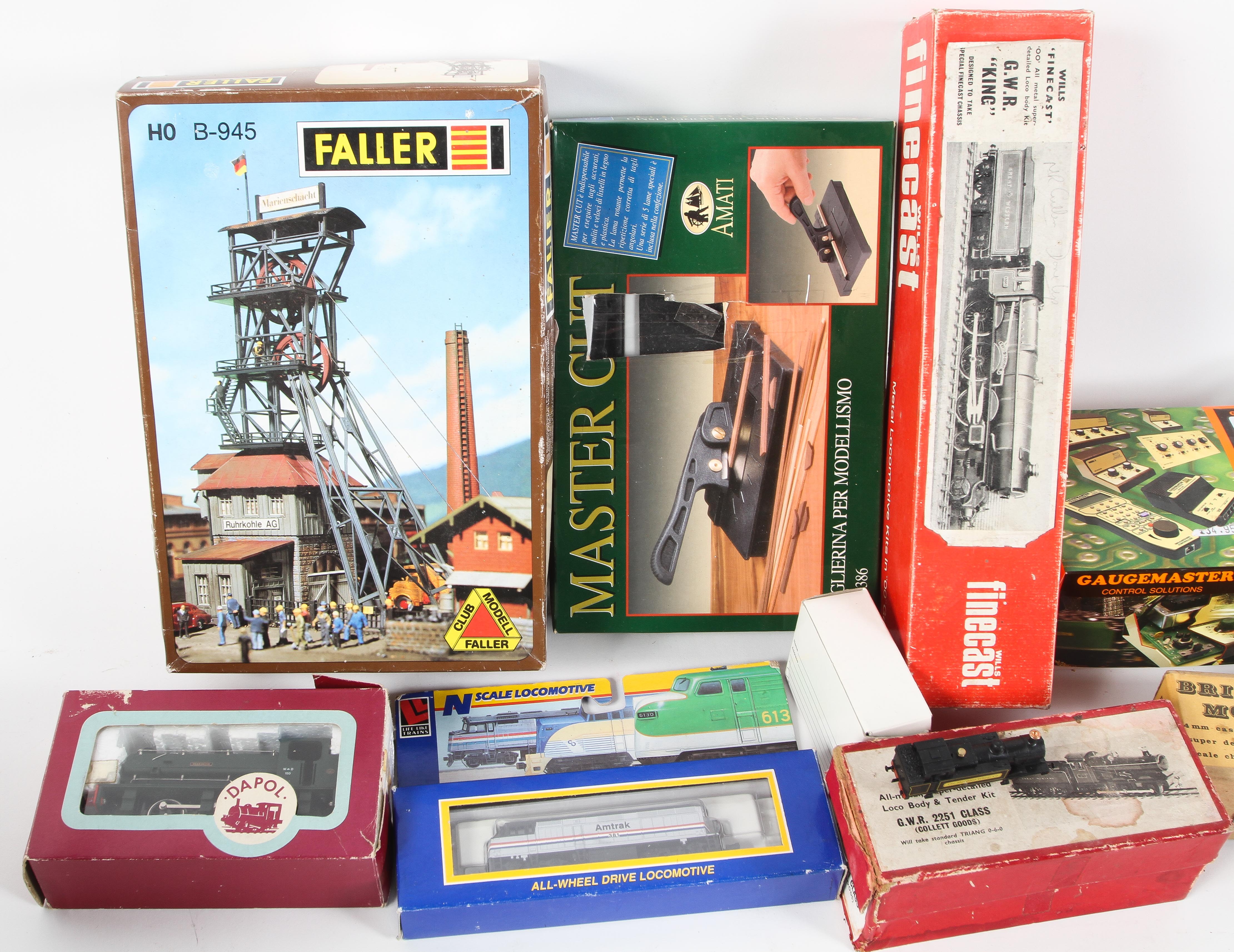 A box of OO gauge accessories. Including a FALLER HO B-945 and a Gaugemaster control, etc. - Image 2 of 2