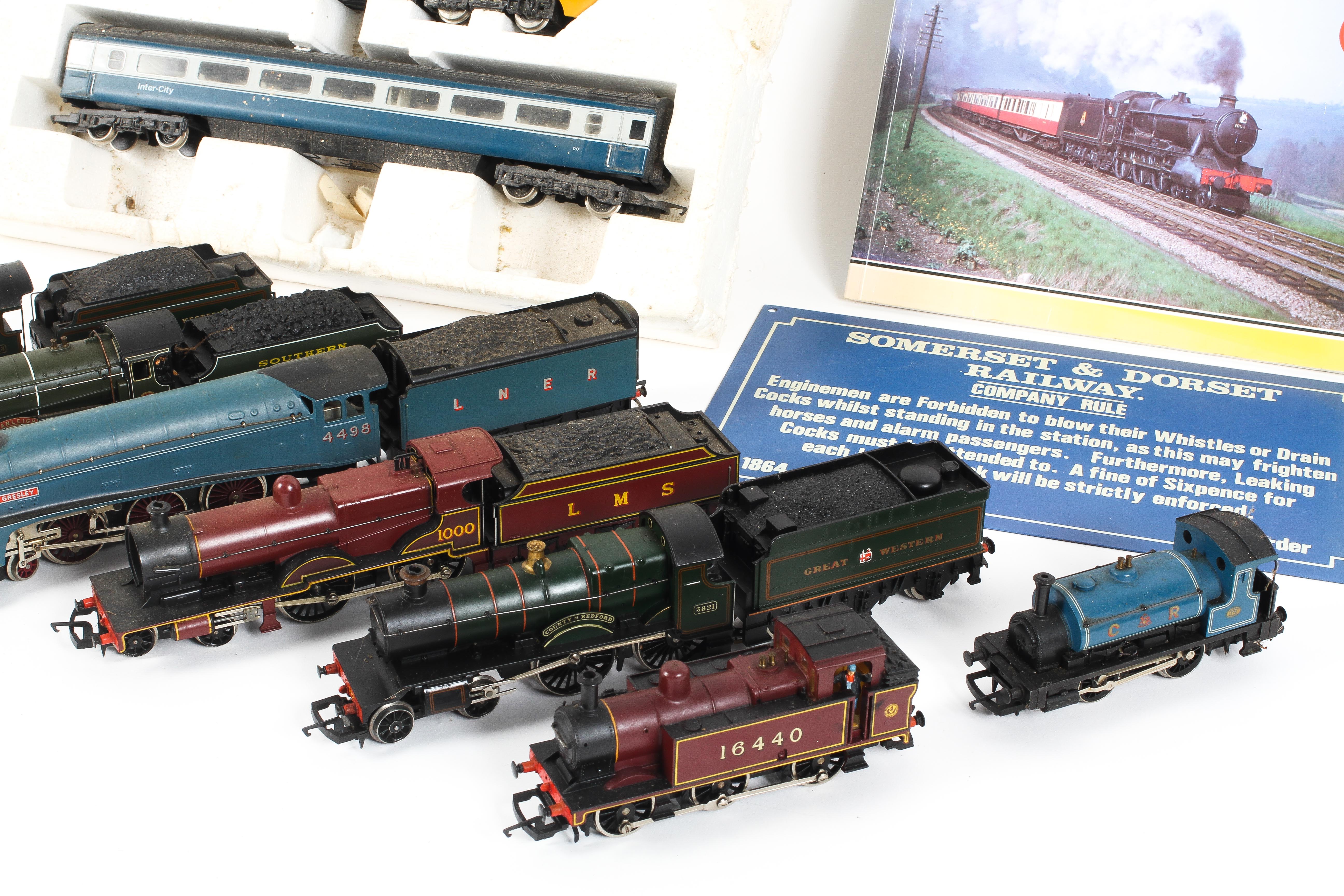 A box of assorted OO gauge. - Image 4 of 5