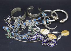 Assorted costume jewellery.