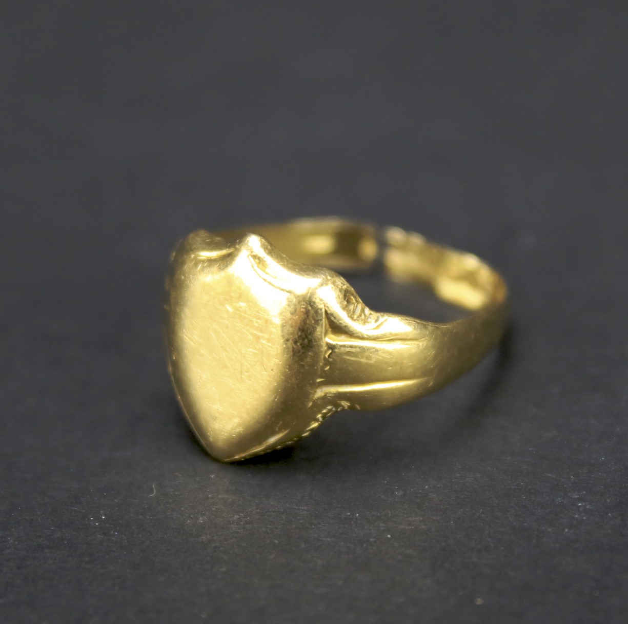18ct gold gents signet ring.
