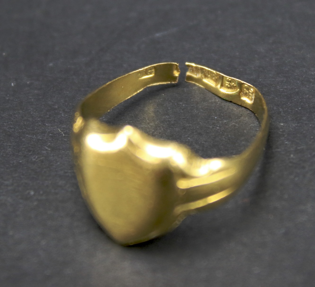 18ct gold gents signet ring. - Image 2 of 2