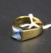 A continental hallmarked yellow metal ring.