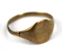 A gentleman's 9ct gold signet ring. Weight 2.9g.