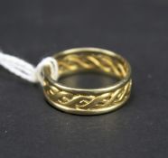 A 9ct gold two tone gentleman's ring. With pierced decoration, size U, weight 3.