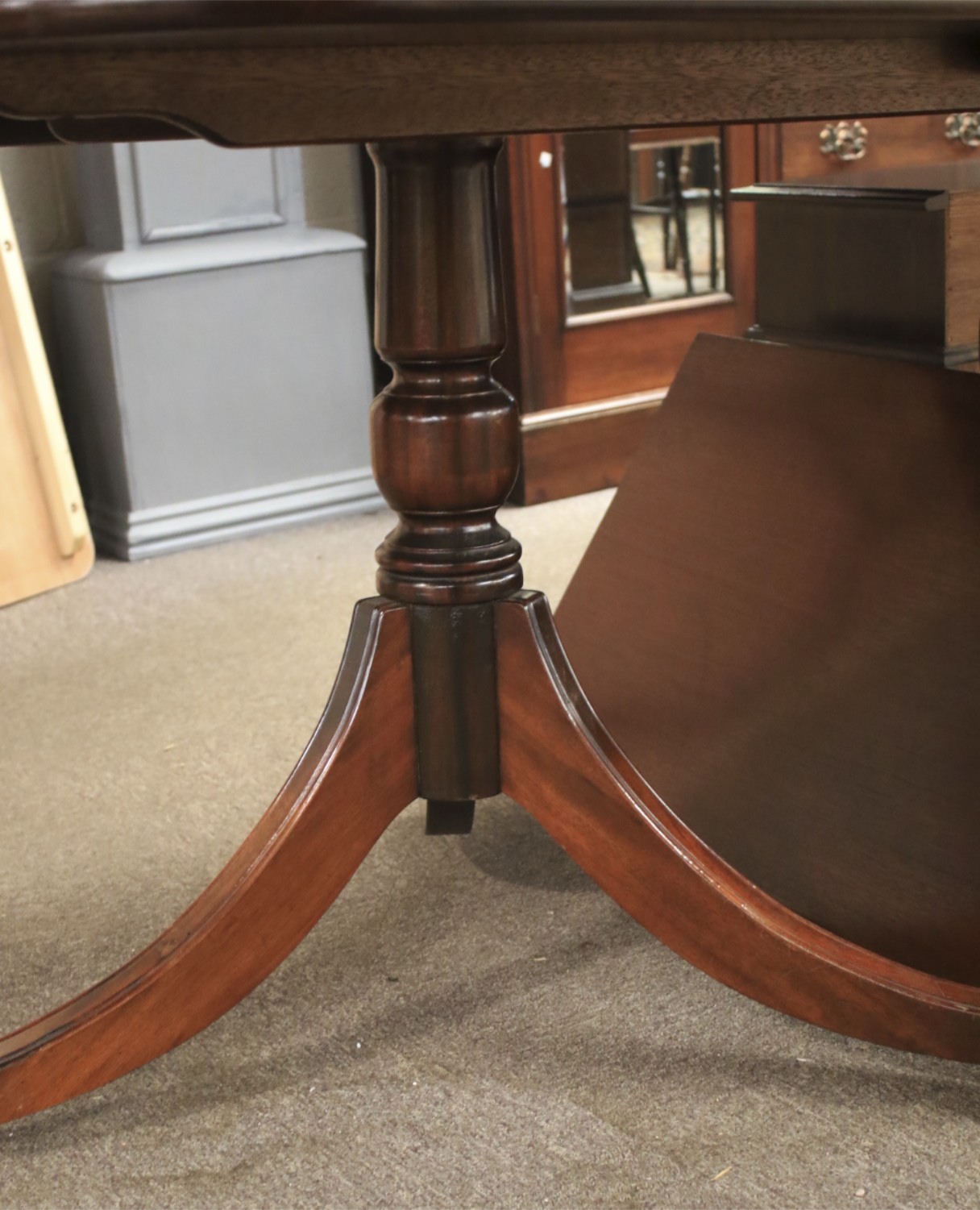 A mahogany veneer extendable dining table. - Image 2 of 2