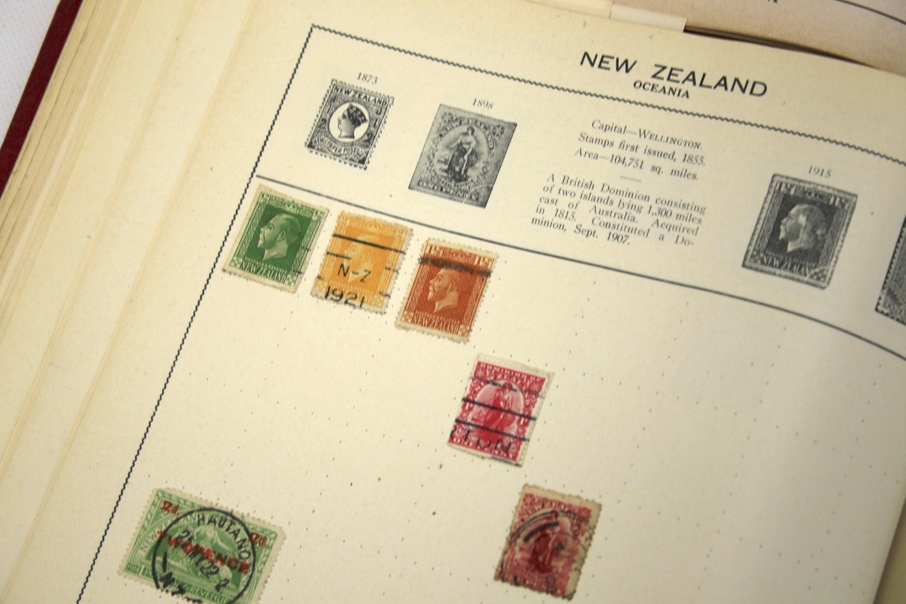 Two 20th century stamp albums. Containing an assortment of European and rest of the world stamps. - Image 3 of 3