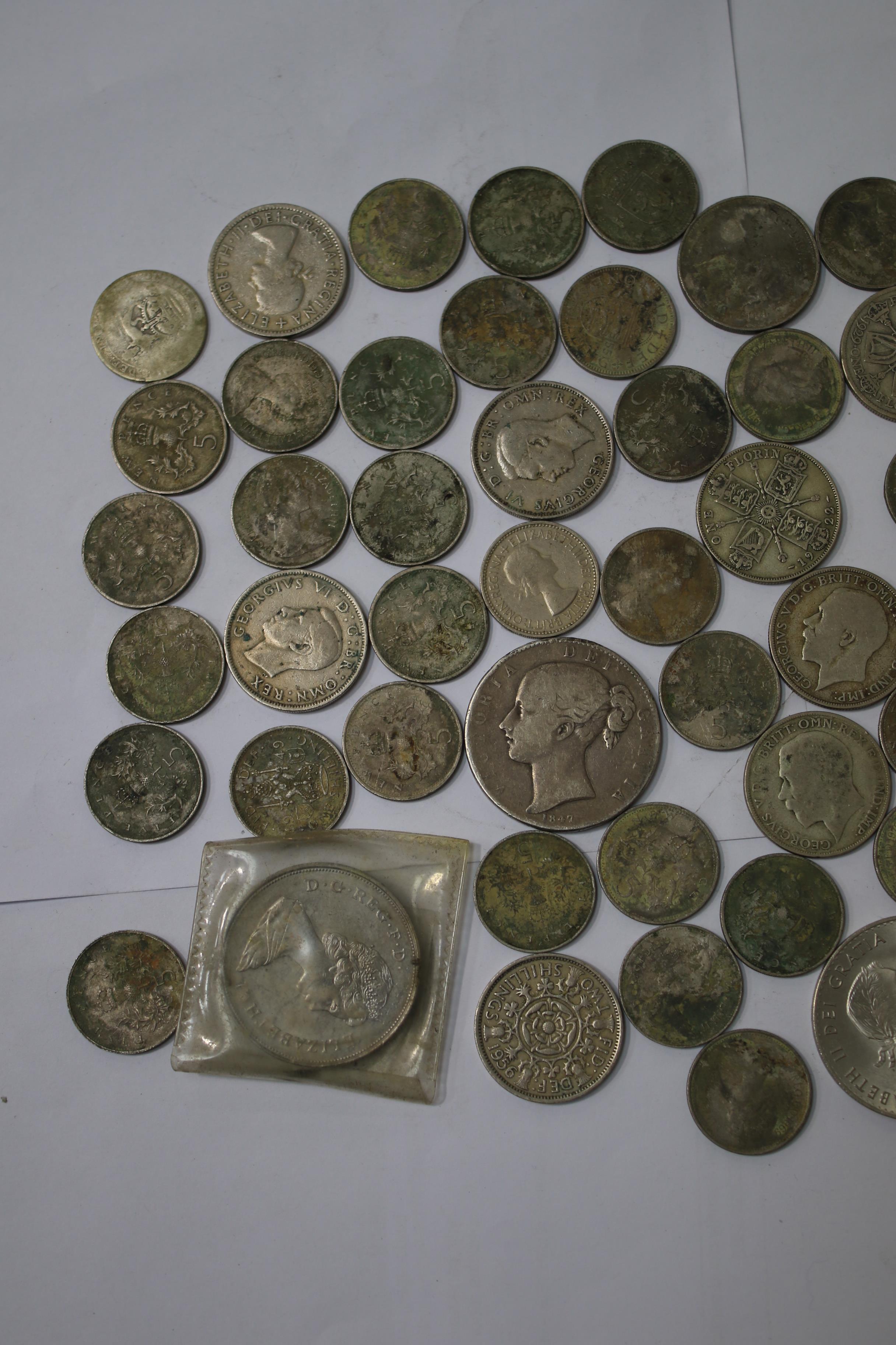 A collection of assorted coinage. - Image 4 of 5